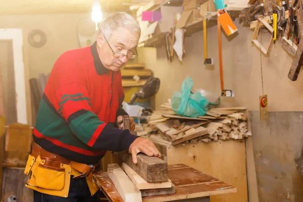 Imagen del carpintero maduro en el taller —  Fotos de Stock