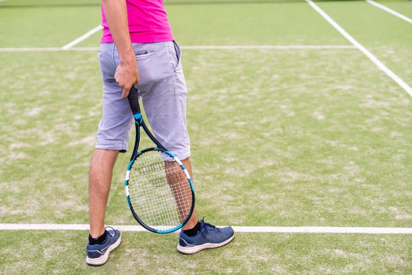 Чоловічий тенісист на тенісному корті — стокове фото