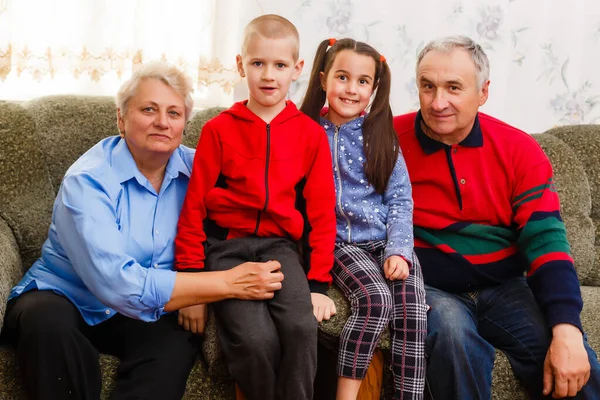 Grootouders en hun kleinkinderen ontspannen thuis — Stockfoto