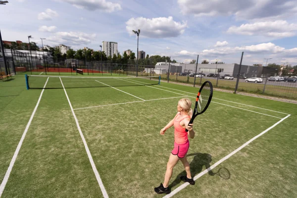 Femme jouant au tennis et attendant le service — Photo