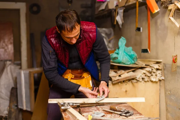Bonito marceneiro trabalho em carpintaria. Ele é um empresário de sucesso em seu local de trabalho. — Fotografia de Stock