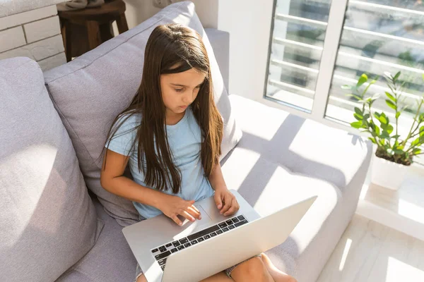 Online lekce pro děti. Domácí výuka a distanční vzdělávání pro děti. Dívka student studium on-line s video call učitel. — Stock fotografie