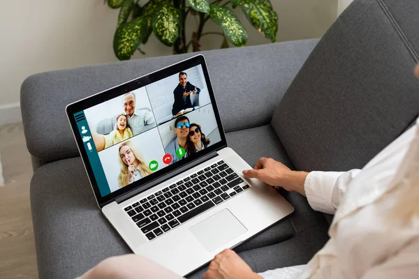 Mulher usando laptop indoor. mulher escuta palestra online — Fotografia de Stock