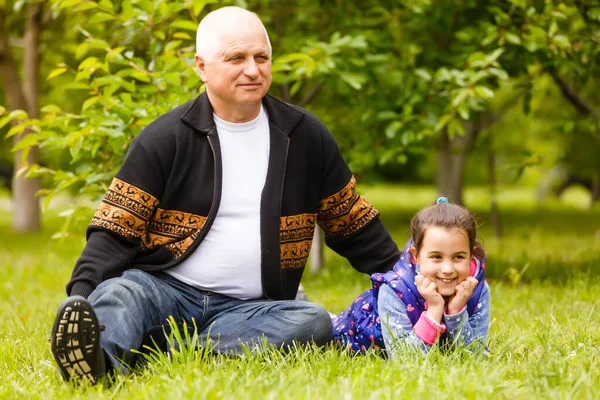 Dziadek i wnuczka wyprowadzają psa na spacer — Zdjęcie stockowe