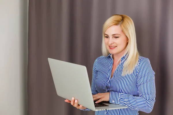 Globaal communicatieconcept met behulp van videoconferentie op een laptop — Stockfoto