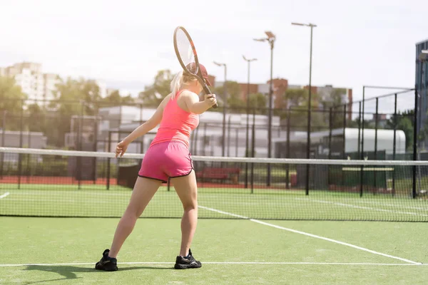 Femme jouant au tennis et attendant le service — Photo