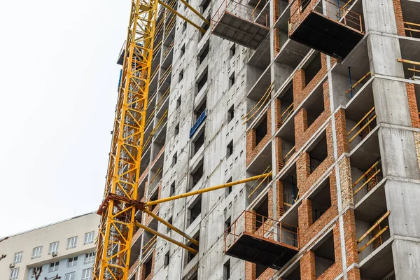 Grande local de construção Um grande local de construção com guindastes — Fotografia de Stock