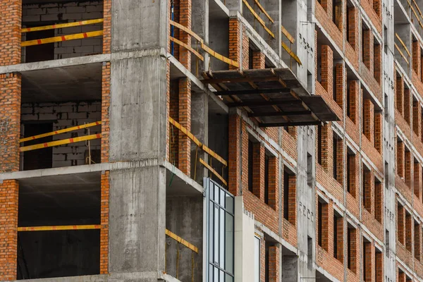 Plateforme suspendue ou berceau pour la construction, l'installation et la réparation de façades de gratte-ciel. — Photo