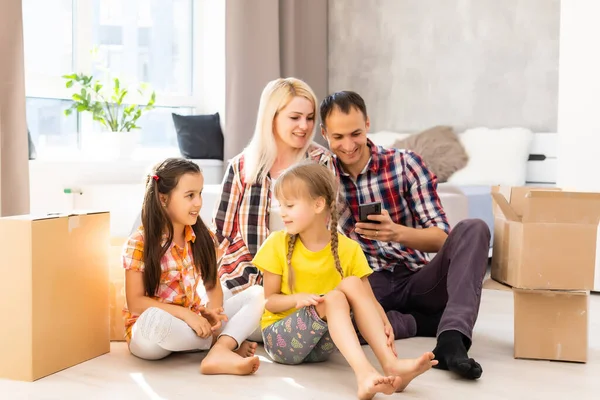 Glückliche Familie zieht mit Kartons nach Hause — Stockfoto