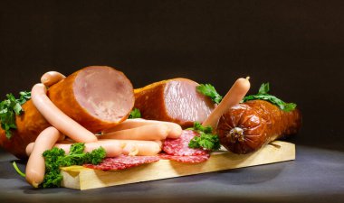 Ahşap panoda farklı peynirlerle yapılan salam kompozisyonu