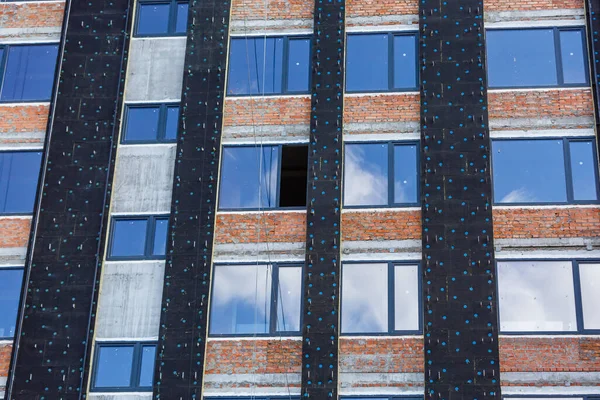 Andaimes em uma parede de edifício. construção recebendo uma nova pintura. — Fotografia de Stock