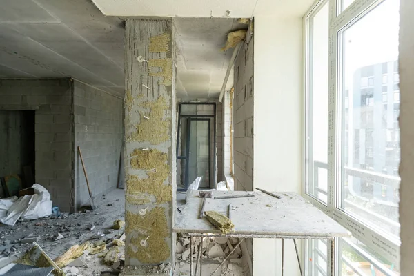 Üres nagy lakás után építők javítás nélkül. Kezdjék meg a felújítást. Új ház. — Stock Fotó