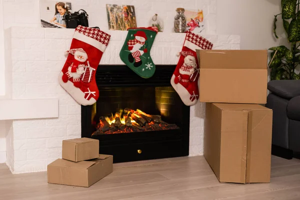 Entrega presentes de Natal. caixas de entrega perto de lareira antes do Natal — Fotografia de Stock
