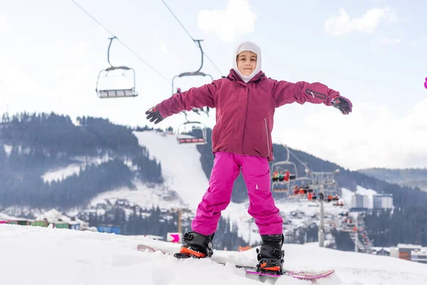 Smiley gelukkig klein meisje met snowboard in de winter outdoor — Stockfoto