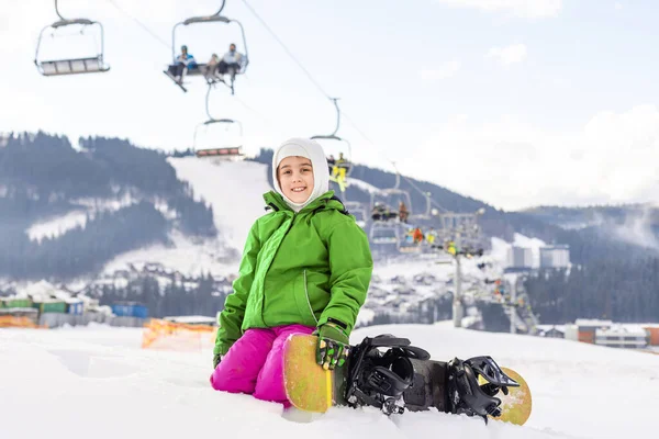 Little Cute Girl Snowboard en la estación de esquí en el soleado día de invierno. Montañas del Cáucaso. Monte Hood Meadows Oregon — Foto de Stock