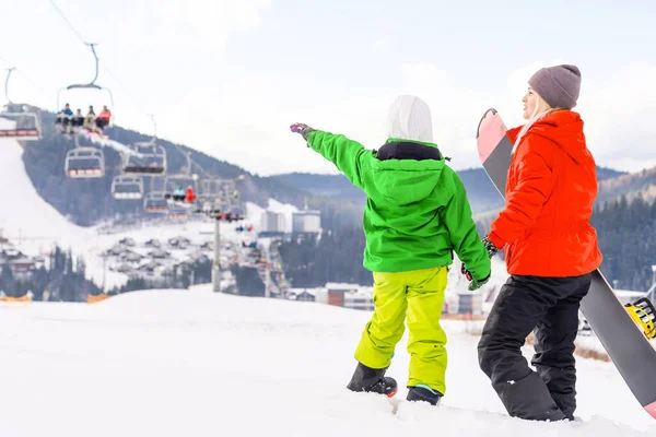Mutter und Tochter mit Snowboards in einem Bergresort — Stockfoto