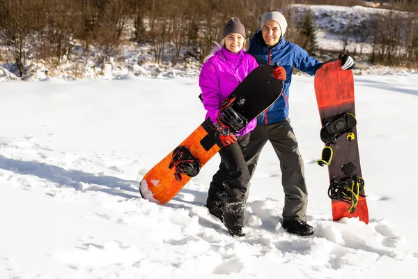 Famille avec snowboards à la station d'hiver — Photo