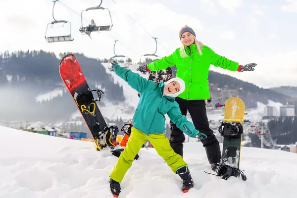 Familie wintervakantie in skigebied — Stockfoto