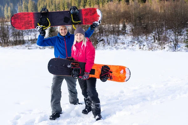 Famille avec snowboards à la station d'hiver — Photo