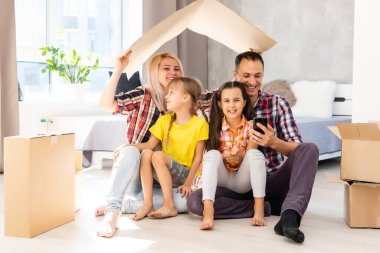 Kutularla eve taşınan mutlu aile