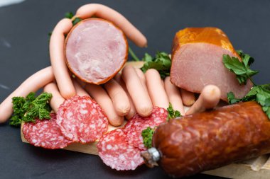 Ahşap panoda farklı peynirlerle yapılan salam kompozisyonu