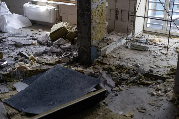 Klein appartement zonder reparatie in een nieuw gebouw. Een kamer in een onafgewerkt huis. Muren van schuimblok en betonnen vloer in een klein appartement. — Stockfoto