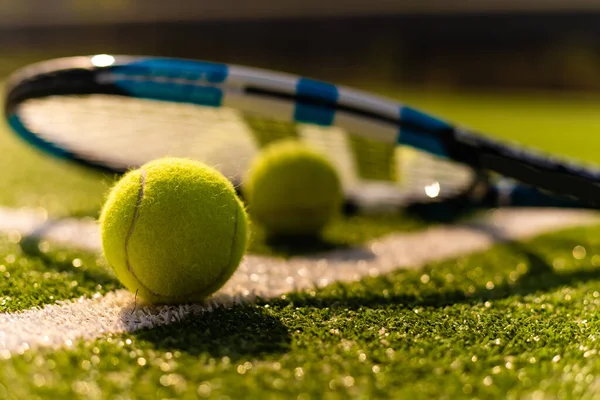 Blick auf leeren Rasen Tennisplatz mit Tennisball — Stockfoto