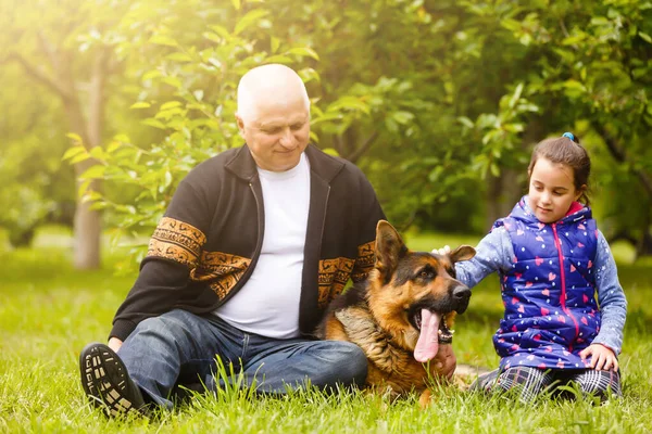 Abuelo y nieta tomando perro para caminar — Foto de Stock