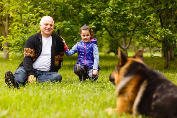 할아버지와 손녀는 개와 함께 긴장을 풀고 있다 — 스톡 사진