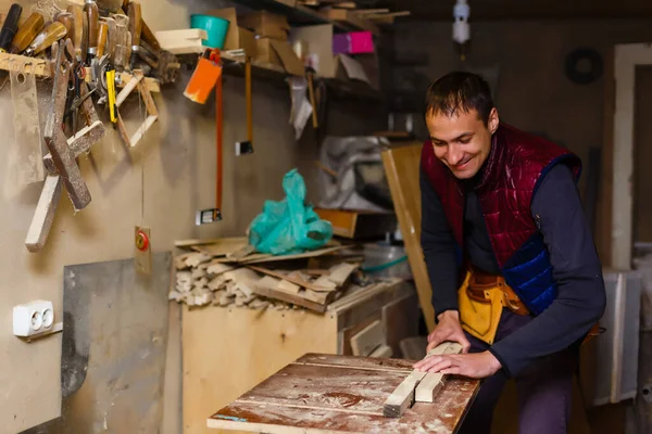 Ansehnliche Tischlerarbeit in Tischlerei. Er ist erfolgreicher Unternehmer an seinem Arbeitsplatz. — Stockfoto