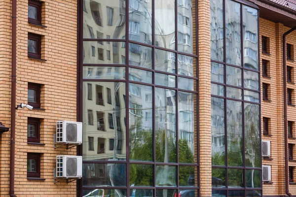 Grandes ventanas fuera de la casa — Foto de Stock