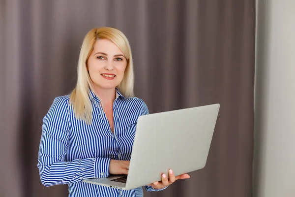 Bir kadın uzaktan video konferans ve toplantıları kullanarak çalışıyor ve evden uzaktan çalışıyor, başarılı bir iş. — Stok fotoğraf