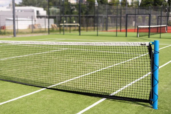 Tenis ağı ve saha. Tenis oynuyorum. Sağlıklı yaşam tarzı — Stok fotoğraf