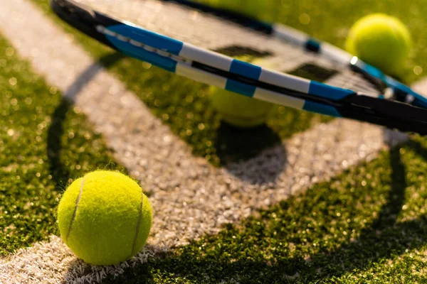 Blick auf leeren Rasen Tennisplatz mit Tennisball — Stockfoto