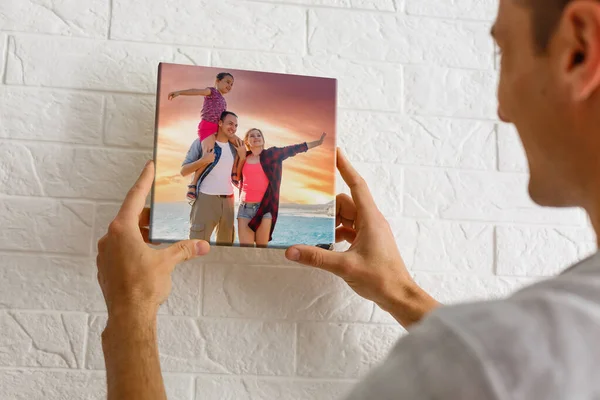 Uomo tiene foto tela a casa — Foto Stock