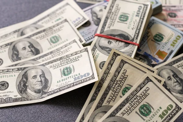 Dollar américain Etats-Unis packs sur fond d'argent. Concept financier — Photo