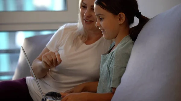 Bambina che utilizza il concetto di e-learning del computer portatile digitale. bambine che usano il computer portatile, studiano attraverso il sistema di e-learning online. — Foto Stock