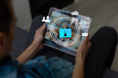 Modern tablet bilgisayar kullanan bir iş adamı. Siber güvenlik kavramı. iş çevresi ve internet konsepti.