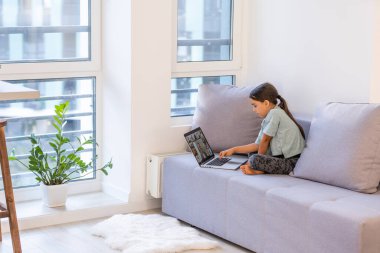 Dijital Laptop kullanan küçük kız e-öğrenme konsepti. Dizüstü bilgisayar kullanan küçük kız çocukları, online e-öğrenme sisteminde çalışıyorlar..