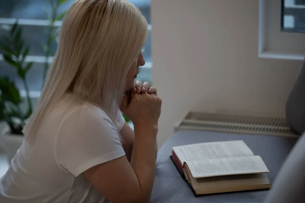 As mãos de mulher rezam a Deus. Mulher Ore para que Deus abençoe a desejar ter uma vida melhor. implorando perdão e acreditando na bondade. Crise de vida cristã oração a Deus — Fotografia de Stock