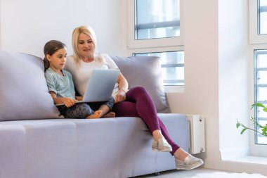 Dijital Laptop kullanan küçük kız e-öğrenme konsepti. Dizüstü bilgisayar kullanan küçük kız çocukları, online e-öğrenme sisteminde çalışıyorlar..