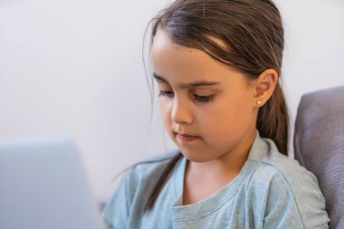 Dijital Laptop kullanan küçük kız e-öğrenme konsepti. Dizüstü bilgisayar kullanan küçük kız çocukları, online e-öğrenme sisteminde çalışıyorlar..