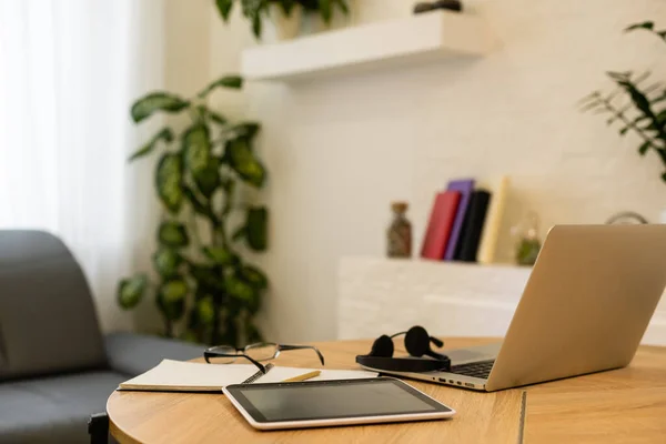 Laptop com tablet e telefone inteligente na mesa — Fotografia de Stock