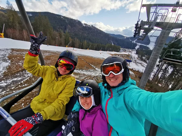 Família desfrutando de esqui no dia ensolarado de inverno — Fotografia de Stock