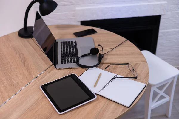 Lugar de trabalho em casa com laptop — Fotografia de Stock