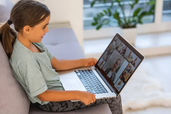 Menina usando Digital Laptop E-learning Concept. crianças meninas usando computador portátil, estudando através do sistema de e-learning on-line. — Fotografia de Stock