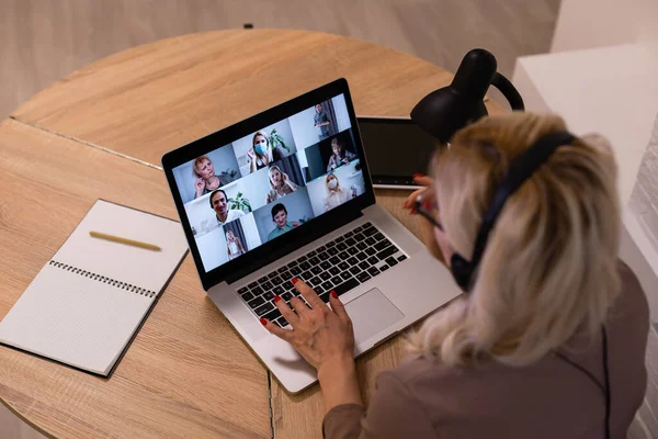 Mujer teniendo chat de vídeo con colegas en el ordenador portátil en la oficina, primer plano —  Fotos de Stock