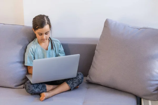 Meisje met behulp van digitale laptop E-learning Concept. kleine meisje kinderen met behulp van laptop computer, studeren via online e-learning systeem. — Stockfoto