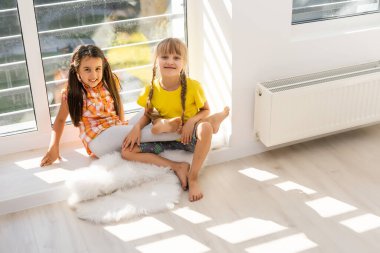 Yaratıcı tatlı kızlar, evde iki kız kardeş.