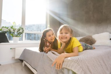 Yaratıcı tatlı kızlar, evde iki kız kardeş.